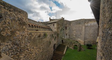 İtalya 'nın Lazio kentindeki Bracciano kasabasındaki Odescalchi kalesine bakın.