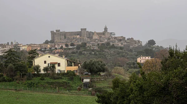 Pohled na město Bracciano a hrad Odescalchi v Lazio v — Stock fotografie