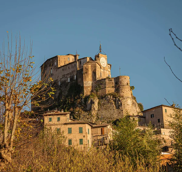 Vista panorâmica das fortificações medievais e do castelo de Rocca Abbaz — Fotografia de Stock