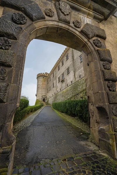 Vista al castillo de Odescalchi en la ciudad de Bracciano, Lazio en Italia — Foto de Stock
