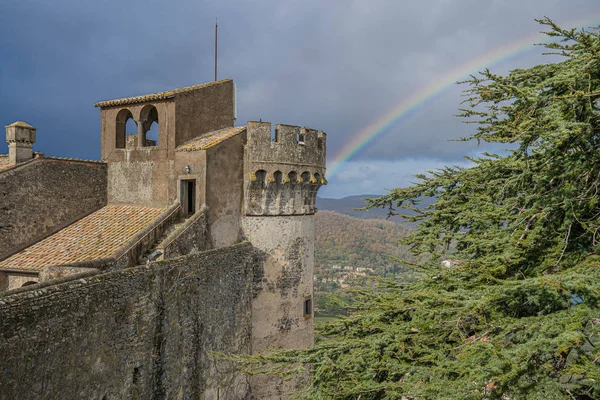 İtalya 'nın Lazio kentindeki Bracciano kasabasındaki Odescalchi kalesine bakın. — Stok fotoğraf