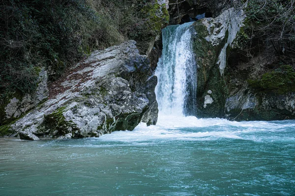 Vodopád na jezeře Saint Benedict v blízkosti města Subiaco, Itálie — Stock fotografie