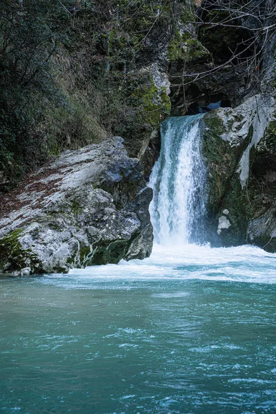 Водопад на озере Святого Бенедикта недалеко от города Субиако, Италия — стоковое фото