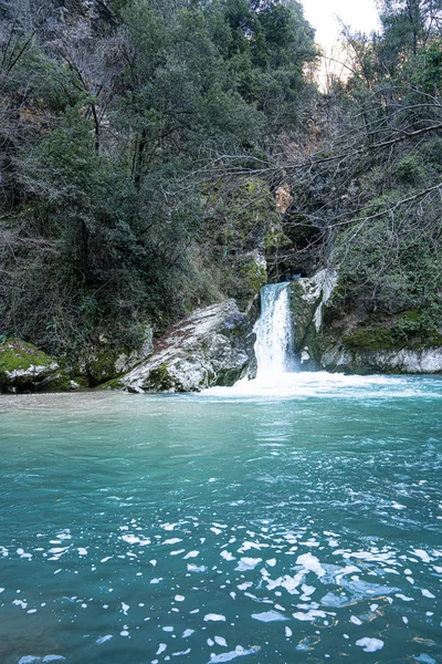 Cachoeira no Lago de São Bento perto da cidade de Subiaco, Itália — Fotografia de Stock