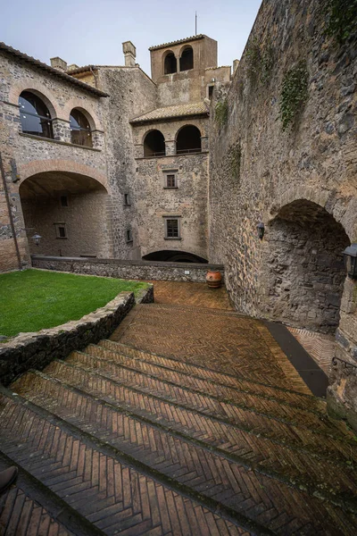 Vista al castillo de Odescalchi en la ciudad de Bracciano, Lazio en Italia —  Fotos de Stock
