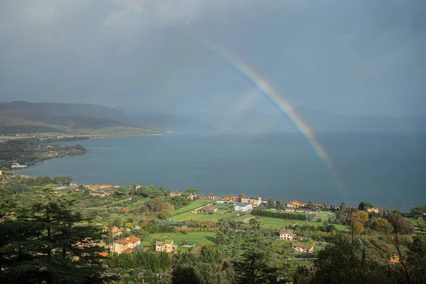 Landschap met meer Bracciano en een regenboog — Stockfoto