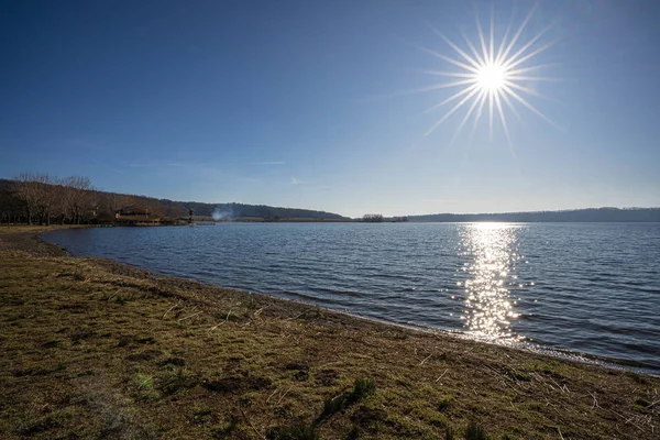 Paisaje escénico en el lago Vico sol y rayos en Italia — Foto de Stock