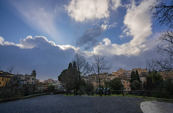 Scénická oblačnost nad městem Bracciano v Laziu, Itálie — Stock fotografie