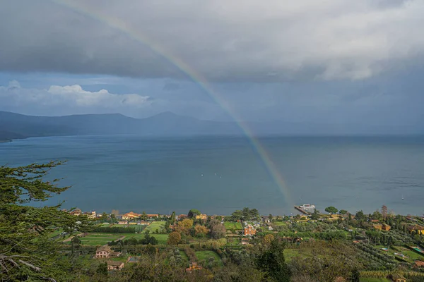 Landschap met meer Bracciano en een regenboog — Stockfoto
