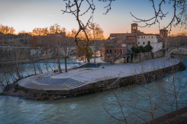 Roma, İtalya 'da Tiber nehri ve Tiberina adasıyla şehir manzarası