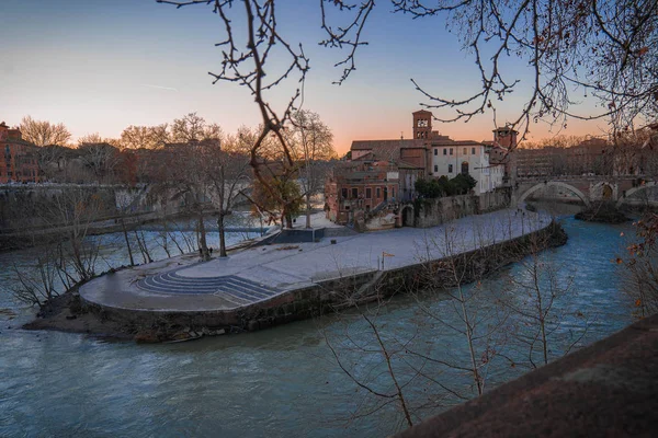 Paisaje urbano con río Tíber e isla Tiberina en Roma, Italia — Foto de Stock