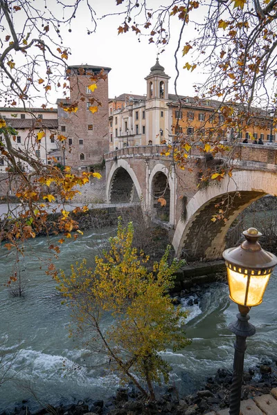 Cityscape with bridge over the Tiber river and Tiberina island i — 스톡 사진