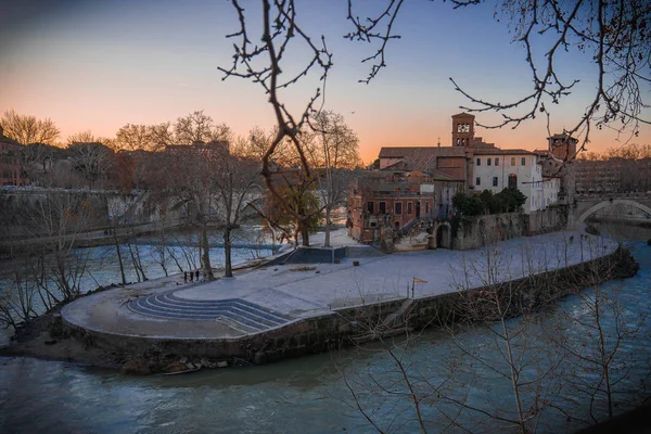 Paisaje urbano con río Tíber e isla Tiberina en Roma, Italia — Foto de Stock