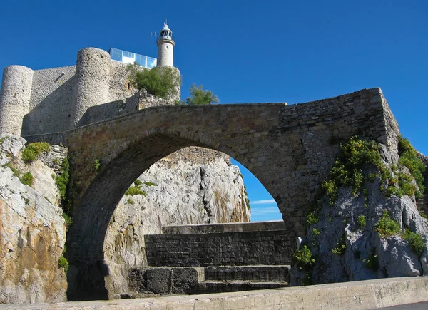 Las ruinas de un antiguo castillo en el puerto de Castro Urdiales, España — Foto de Stock