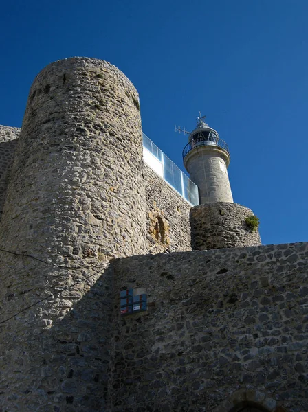 Las ruinas de un antiguo castillo en el puerto de Castro Urdiales, España — Foto de Stock