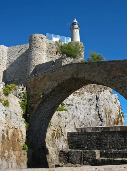 Las ruinas de un antiguo castillo en el puerto de Castro Urdiales, España — Foto de Stock