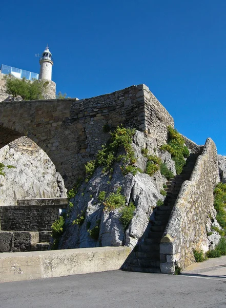 Las ruinas de un antiguo castillo en el puerto de Castro Urdiales, España — Foto de Stock