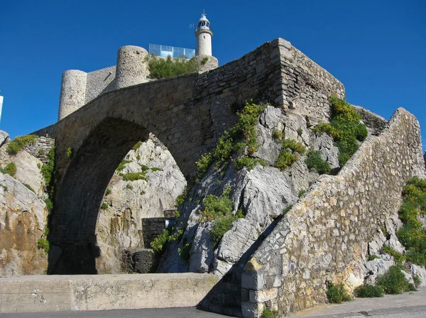 Las ruinas de un antiguo castillo en el puerto de Castro Urdiales, España — Foto de Stock