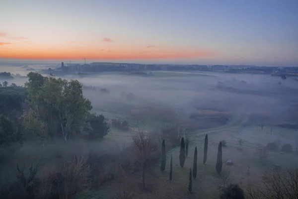 Niebla matutina en la madrugada en Roma, Italia — Foto de Stock