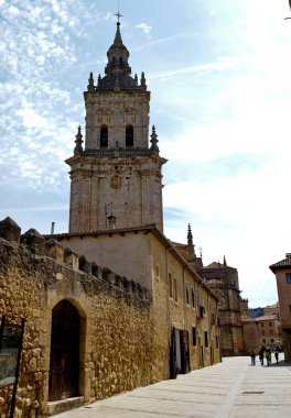 İspanya 'da Soria' da Burgo de Osma sokaklarında hayat