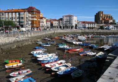 Castro Urdiales limanında çok renkli tekneler var., 