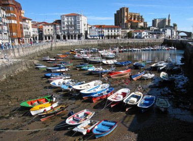 Castro Urdiales limanında çok renkli tekneler var., 