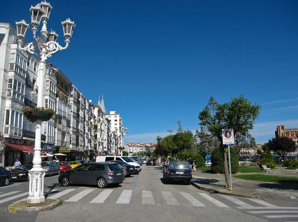 Castro Urdiales, İspanya sokaklarında arabalar — Stok fotoğraf