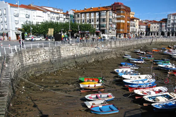 Barcos multicolores en el puerto de Castro Urdiales en marea baja , — Foto de Stock