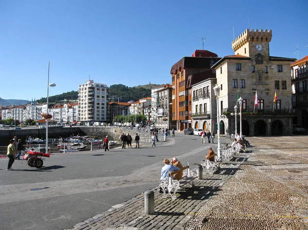 Pessoas caminhando no porto de Castro Urdiales, Espanha — Fotografia de Stock