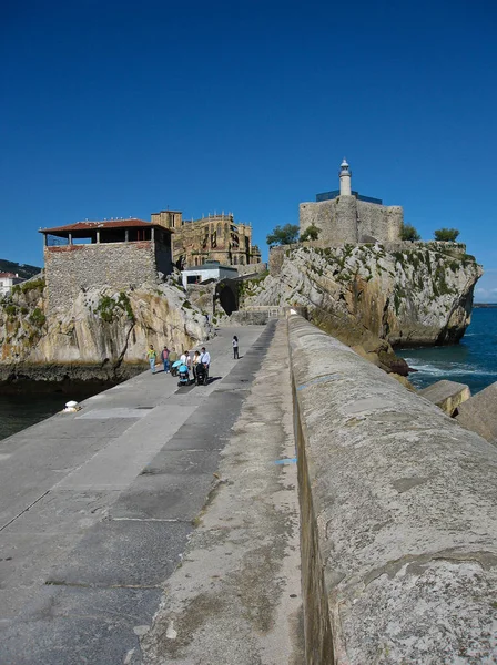 Personas caminando en el puerto de Castro Urdiales, España — Foto de Stock