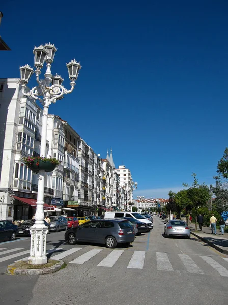 Castro Urdiales, İspanya sokaklarında arabalar — Stok fotoğraf