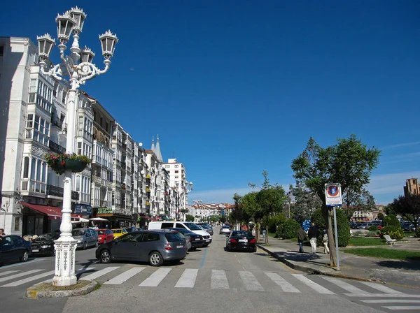 Castro Urdiales, İspanya sokaklarında arabalar — Stok fotoğraf