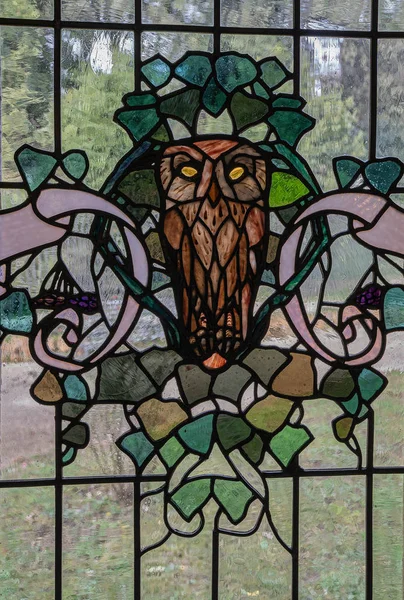 Jendela kaca patri di rumah Owl (casina civette) di villa Torl — Stok Foto