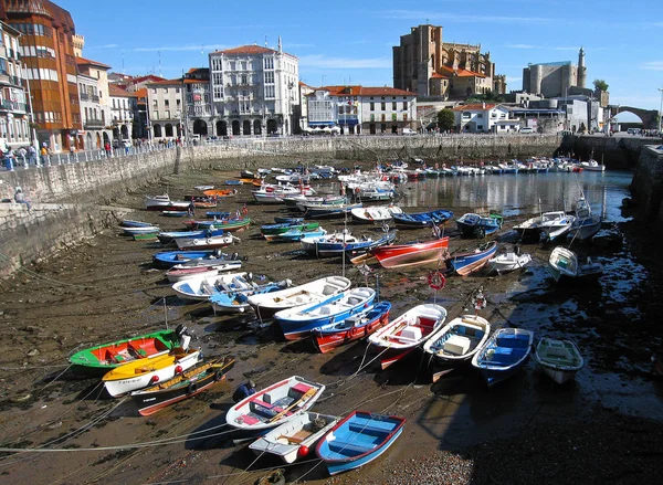 Barcos multicolores en el puerto de Castro Urdiales en marea baja , —  Fotos de Stock