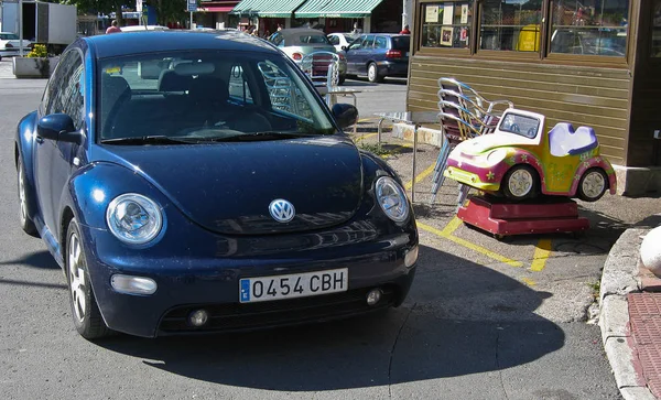 Carro grande e pequeno na rua em Castro Urdiales, Espanha Imagem De Stock