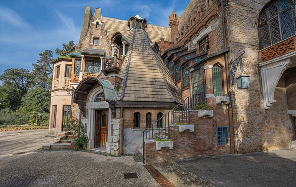 Casa del búho (civette casina) en villa Torlonia en Roma moderna lib Imagen de archivo