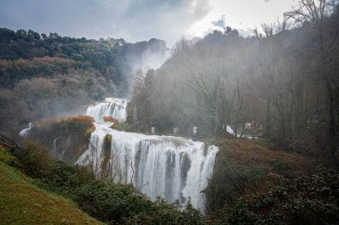 İtalya 'da Umbria' da Terni yakınlarında mermer şelale