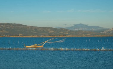Mesologgi Gölü 'nde tekneleri olan güzel bir manzara.