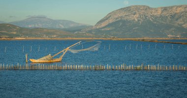 Mesologgi Gölü 'nde tekneleri olan güzel bir manzara.