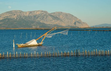 Mesologgi Gölü 'nde tekneleri olan güzel bir manzara.