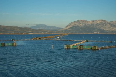Mesologgi Gölü 'nde tekneleri olan güzel bir manzara.