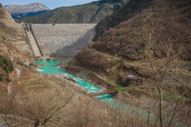 Yunanistan 'da Meteora yakınlarında yeşil suları olan nehir