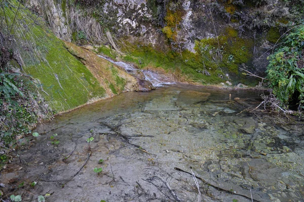 Pittoresco paesaggio boschivo vicino alla cascata Vallocchie a Castel — Foto Stock