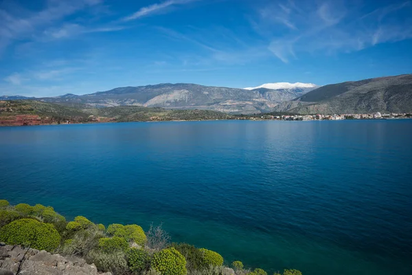 Paisaje marino con montañas nevadas en el fondo, Gree — Foto de Stock