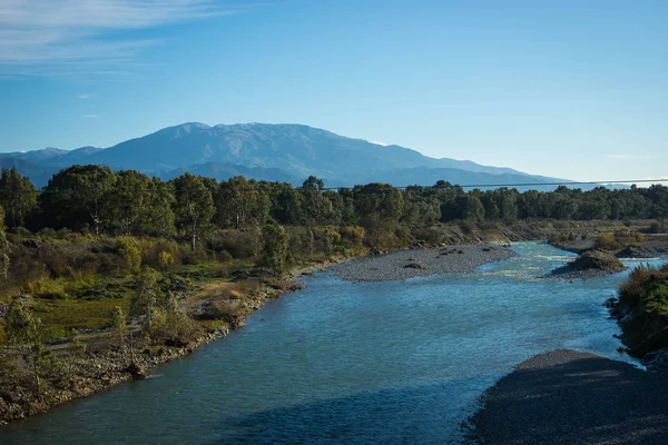 Rivière aux eaux bleues près de Meteora en Grèce — Photo