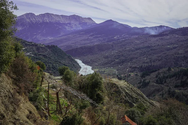 Yunanistan 'ın Parnassus kenti yakınlarında nehir manzaralı pitoresk dağ manzarası — Stok fotoğraf