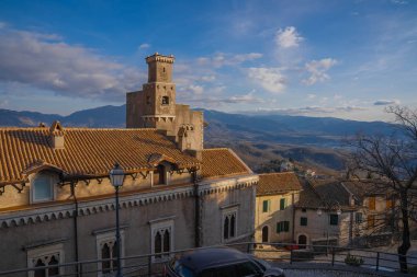 Lazio, İtalya 'da Collalto Sabino' daki Ortaçağ Şatosu sokakları