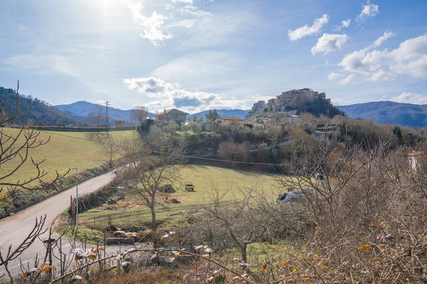 Pintoresco paisaje en el lago Turano con Castel di Tora — Foto de Stock