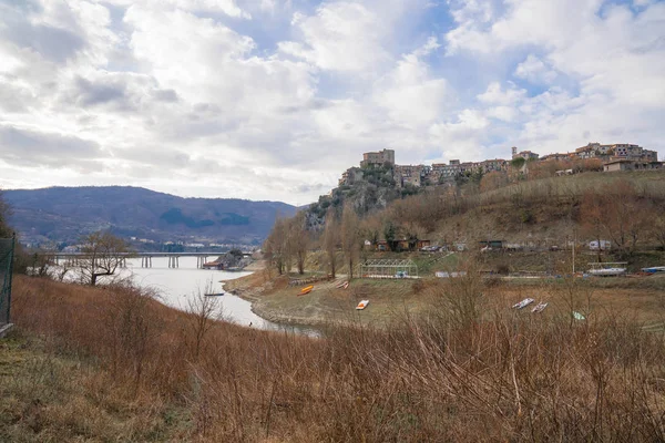 Pintoresco paisaje en el lago Turano con Castel di Tora — Foto de Stock