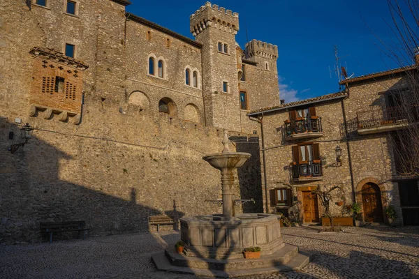 Rovine del castello medievale di Collalto Sabino nel Lazio — Foto Stock